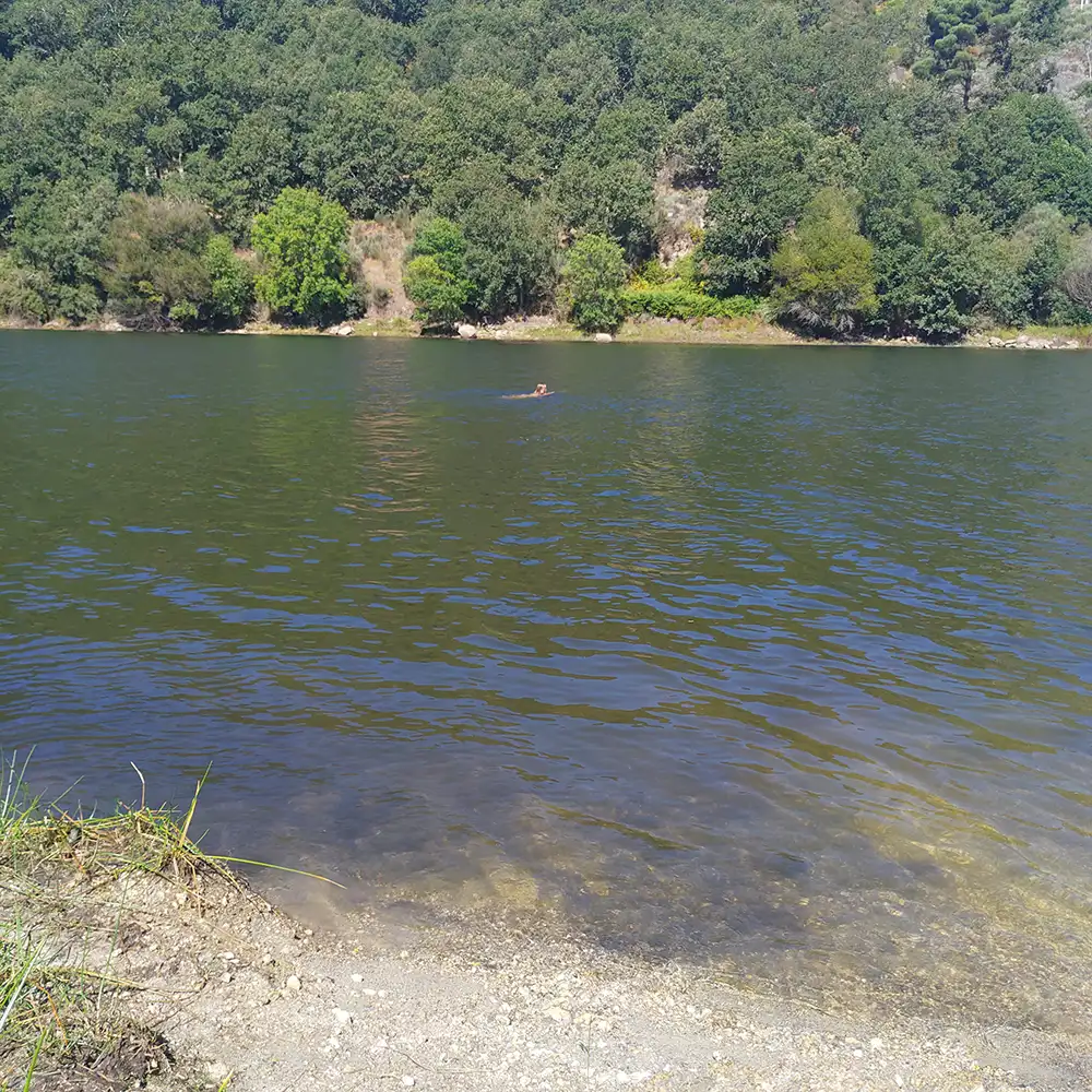 Refrescante baño en la Serra da Estrela: naturaleza, paz y tranquilidad.