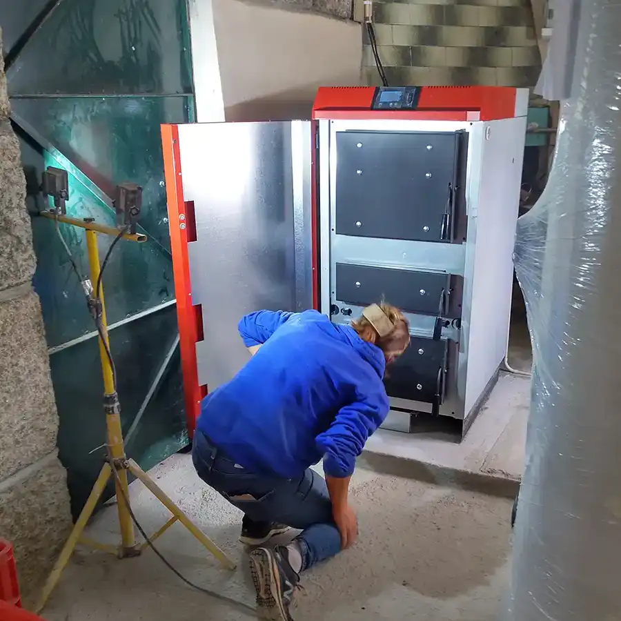 Técnico revisa instalación eléctrica nocturna en taller de la Serra da Estrela.