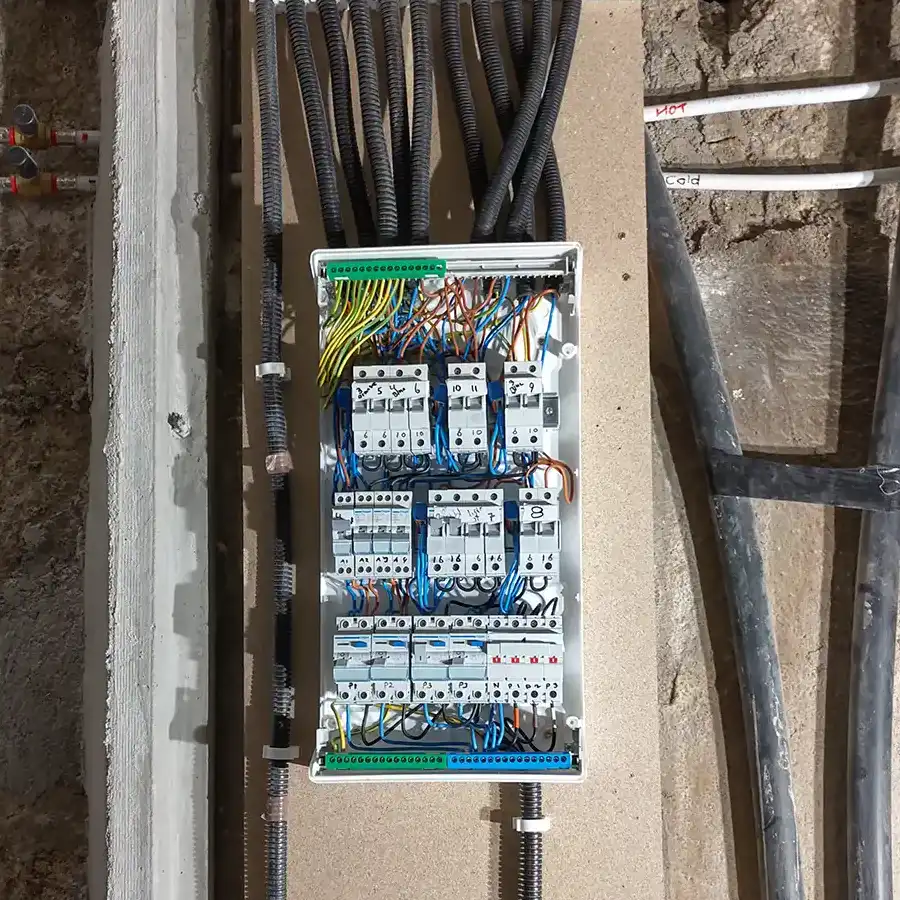 Equipo eléctrico industrial para gestión segura de la energía en la Serra da Estrela.