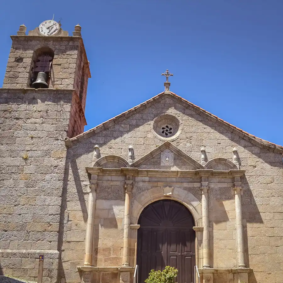 Iglesia de piedra centenaria, testigo de historia y devoción en la Serra da Estrela.