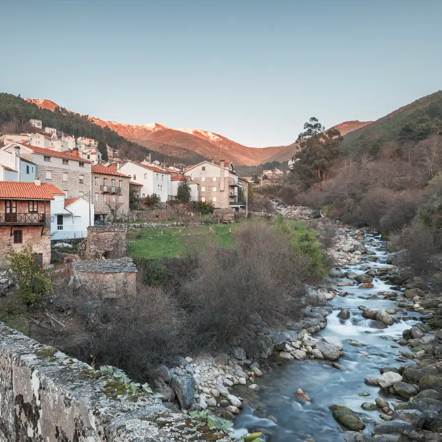 Poblado de montaña con encanto, reflejo de historia y belleza natural.