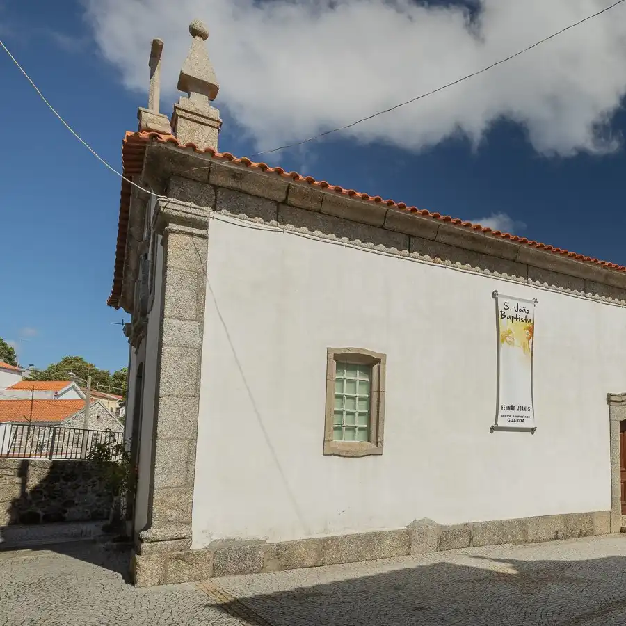 Capilla rural con encanto en la Serra da Estrela, reflejo de la tradición portuguesa.