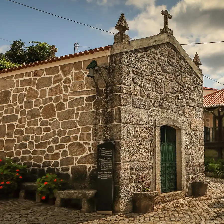 Capilla rural de piedra, refugio de paz en el corazón de la Serra da Estrela.