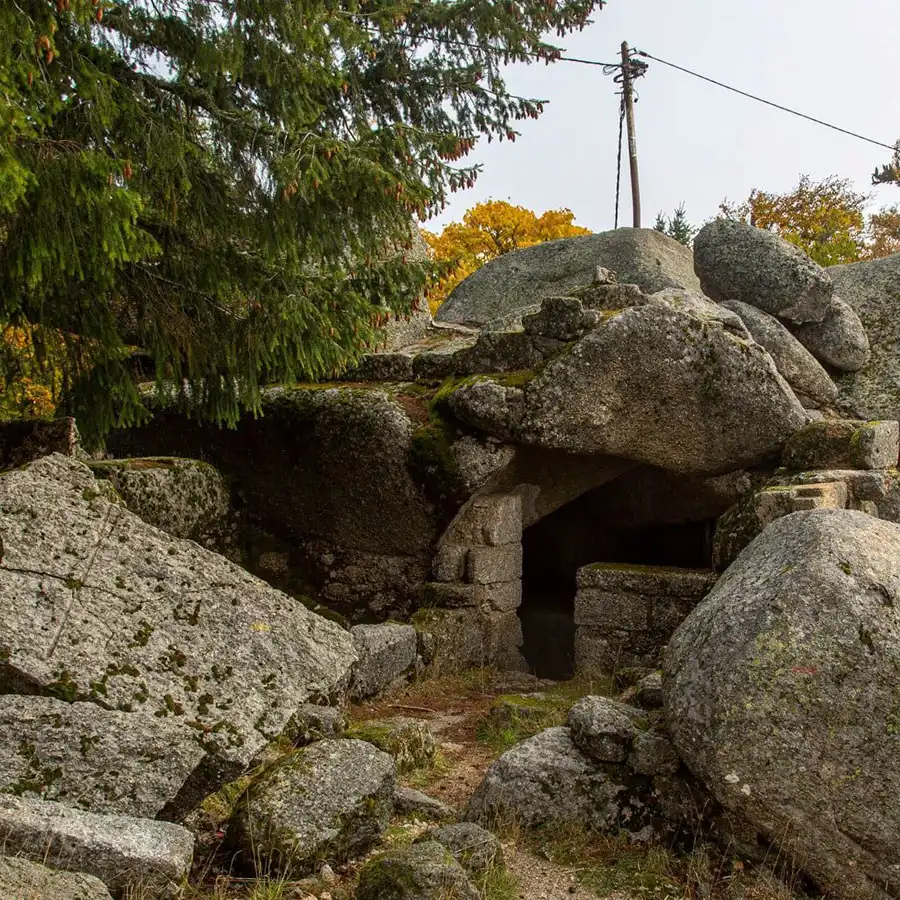Abrigo natural en la Serra da Estrela: refugio ancestral en la montaña.