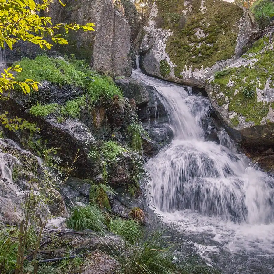 Cascada salvaje en la Serra da Estrela: un refugio de paz y naturaleza.