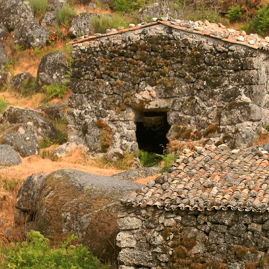 Casas de piedra tradicionales enclavadas en el paisaje montañoso de la Serra da Estrela.