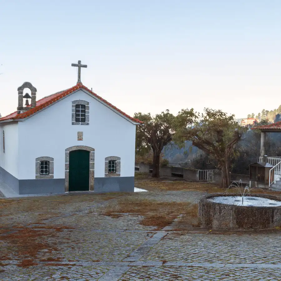 Iglesia rural de la Serra da Estrela, con encanto tradicional portugués.