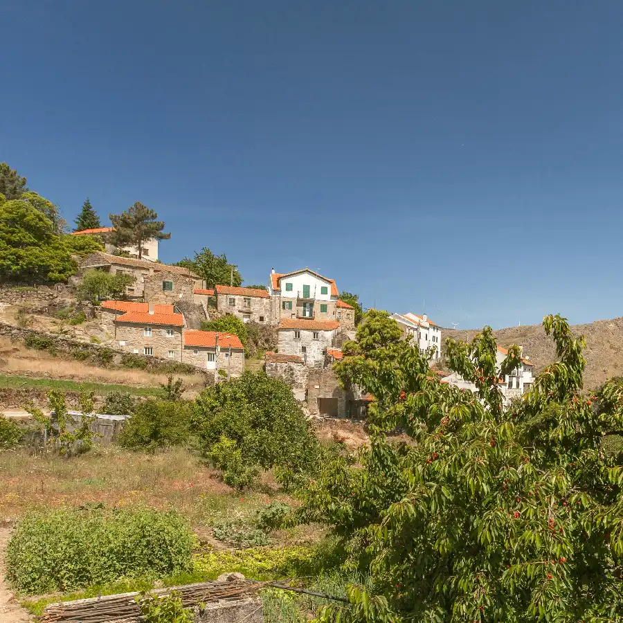 Pueblo serrano con encanto: casas blancas y tradición en la Serra da Estrela.