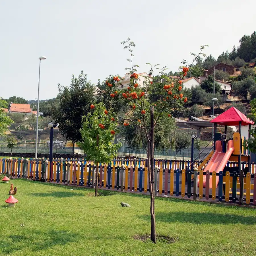 Zona infantil tranquila en la Serra da Estrela, ideal para familias.