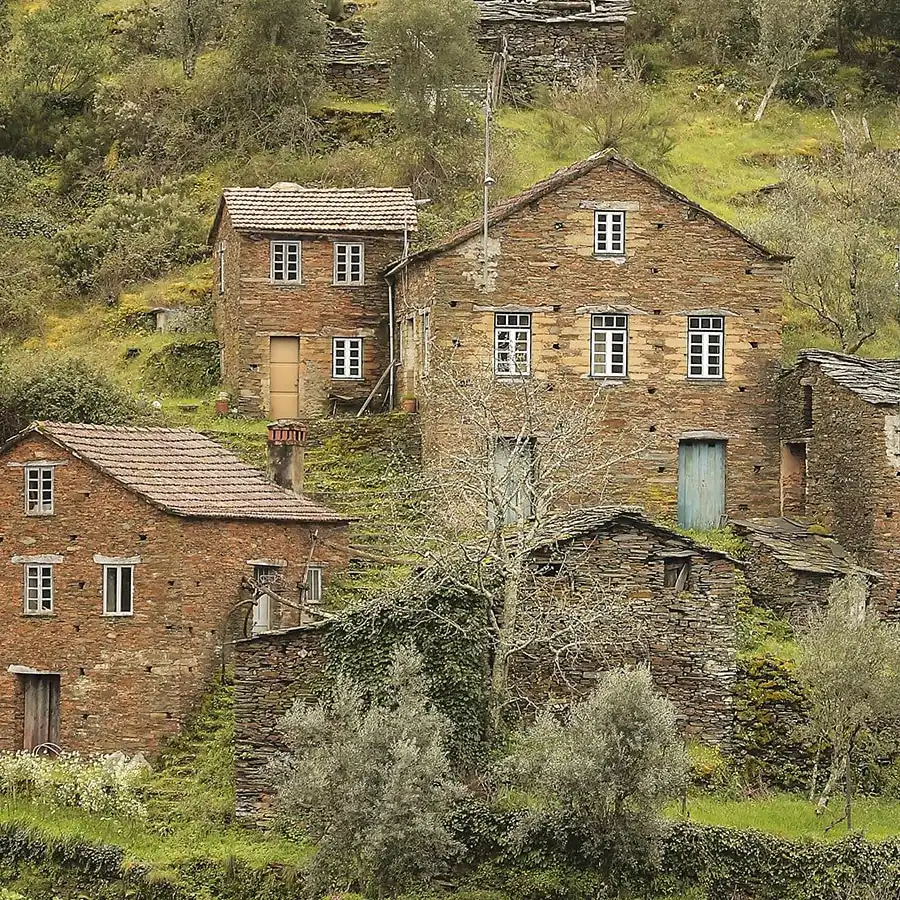 Casas de piedra tradicionales en el serra, refugio de paz y belleza rural.