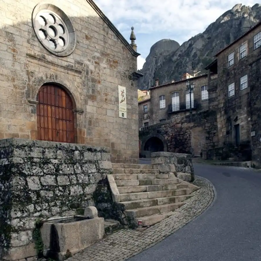 Encantador pueblo serrano con arquitectura histórica y ambiente de paz.