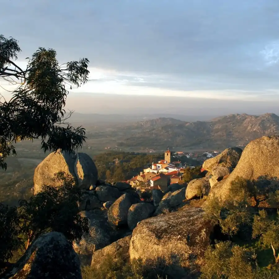 Refugio de montaña al atardecer: un paisaje sereno en la Serra da Estrela.