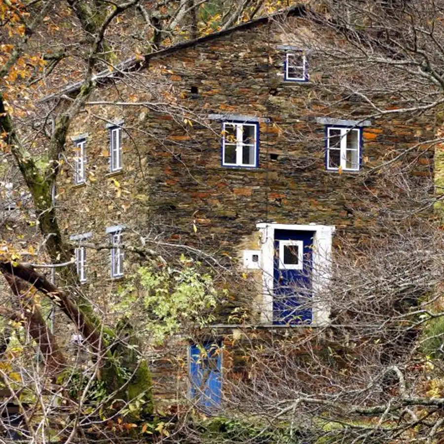Casa de piedra tradicional en la serra, refugio de paz y encanto rural.