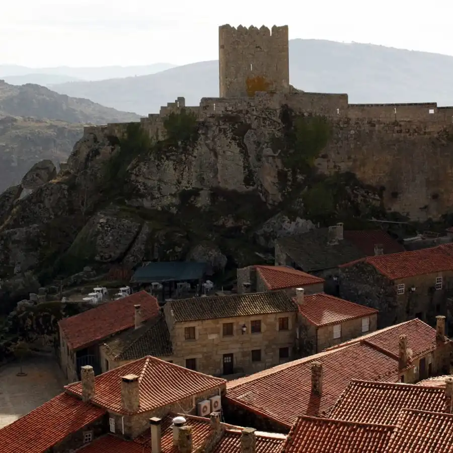 Pueblo serrano con encanto, fortaleza medieval y paisajes de ensueño.