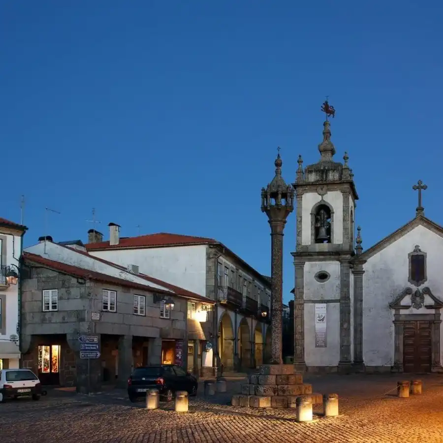 Encantador caserío nocturno en la Serra da Estrela, refugio de paz y belleza.