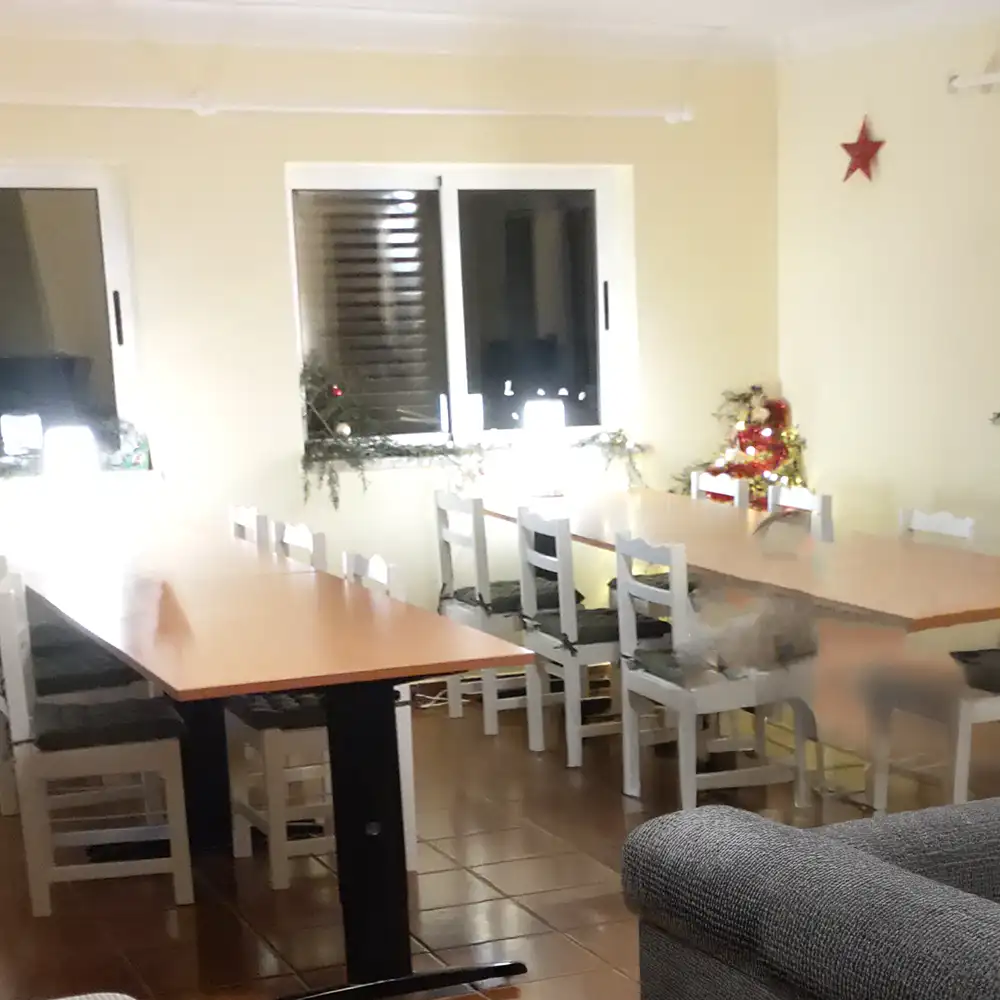 Un rincón acogedor para festividades y comidas familiares en la Serra da Estrela.