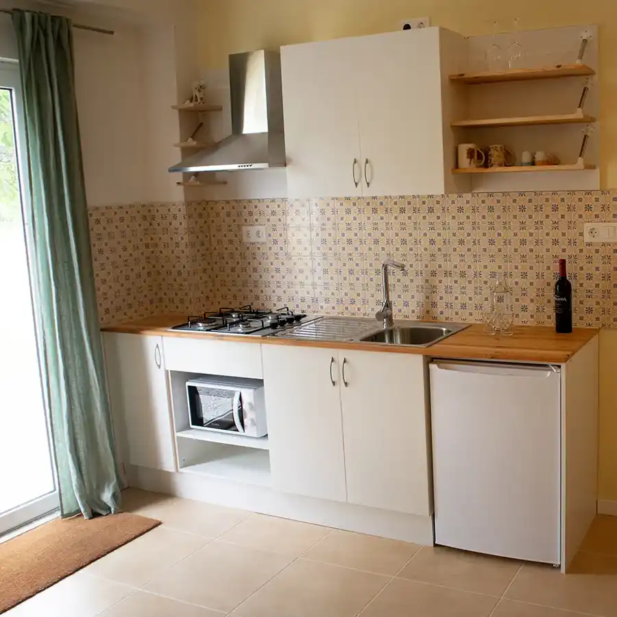 Cocina rústica y moderna, un refugio acogedor en la Serra da Estrela.