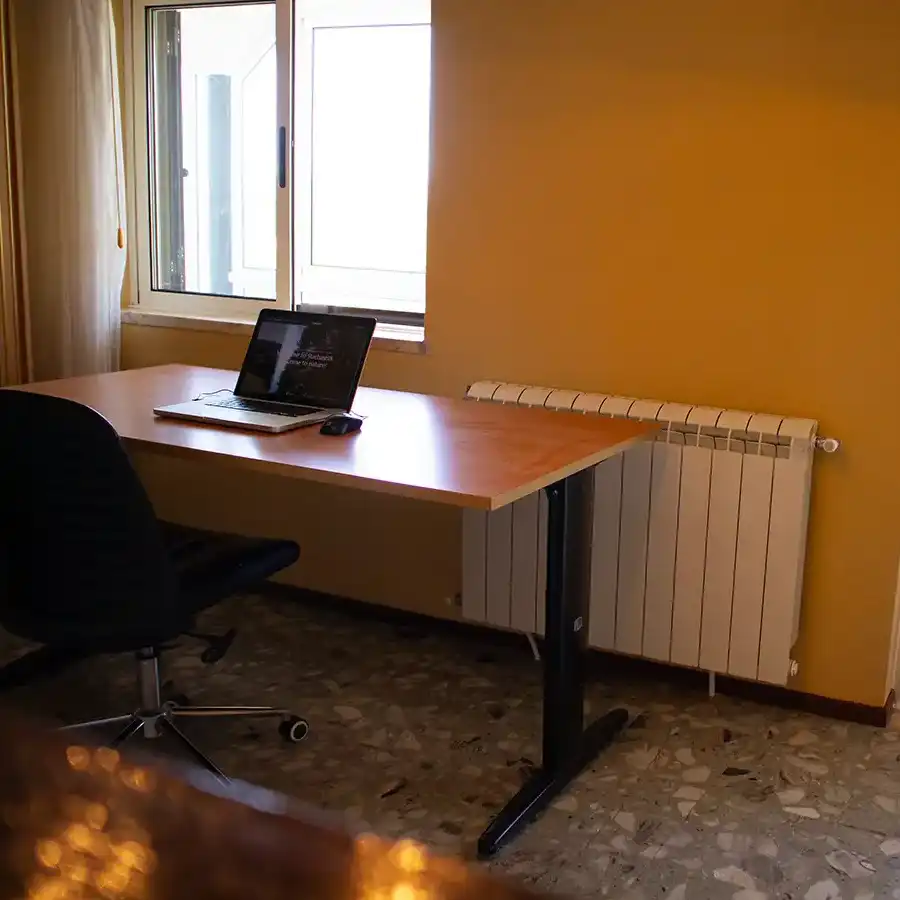 Espacio de trabajo tranquilo con luz natural en la Serra da Estrela.