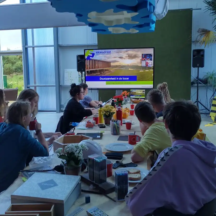 Taller colaborativo sobre medio ambiente en un entorno rural y acogedor.