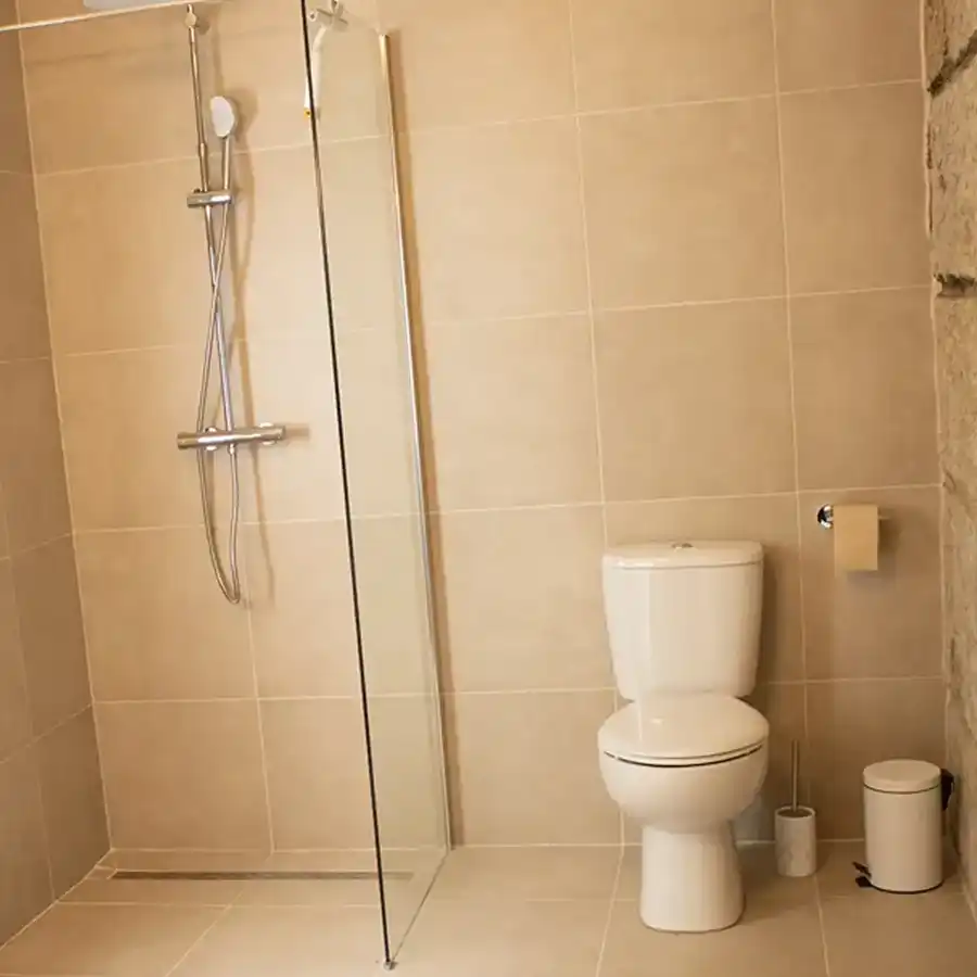 Baño pequeño y acogedor, ideal para una estancia confortable en la Serra da Estrela.