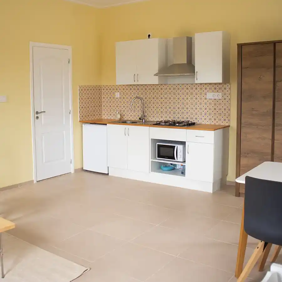 Cocina rústica y luminosa en un alojamiento rural de la Serra da Estrela.