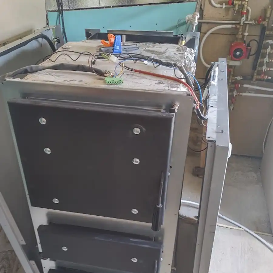 Instalación eléctrica expuesta, riesgo de seguridad en entorno industrial.