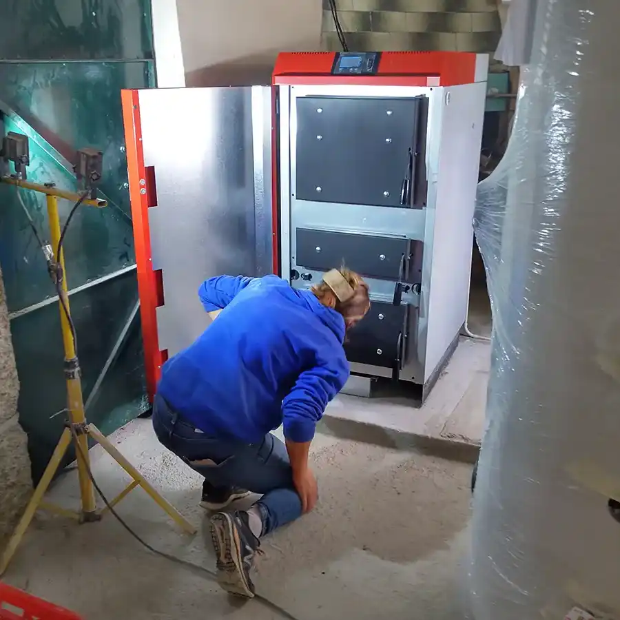 Mantenimiento industrial: técnico inspecciona maquinaria en la Serra da Estrela.