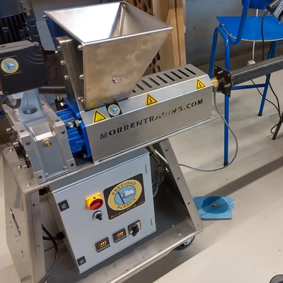 Maquinaria industrial para el procesamiento de alimentos en un entorno de trabajo.