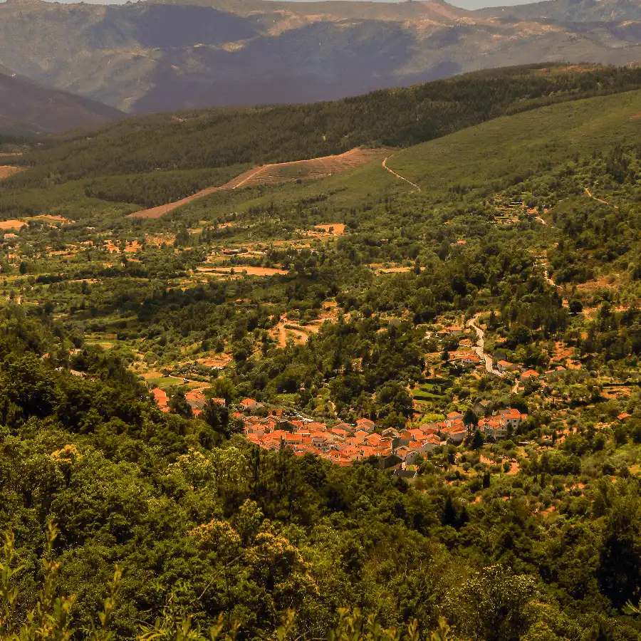 Famalicão da Serra, mountain village, Serra da Estrela, rural charm, cultural traditions, scenic landscapes, hiking, natural parks, local gastronomy, crafts, nature, culture, Portugal