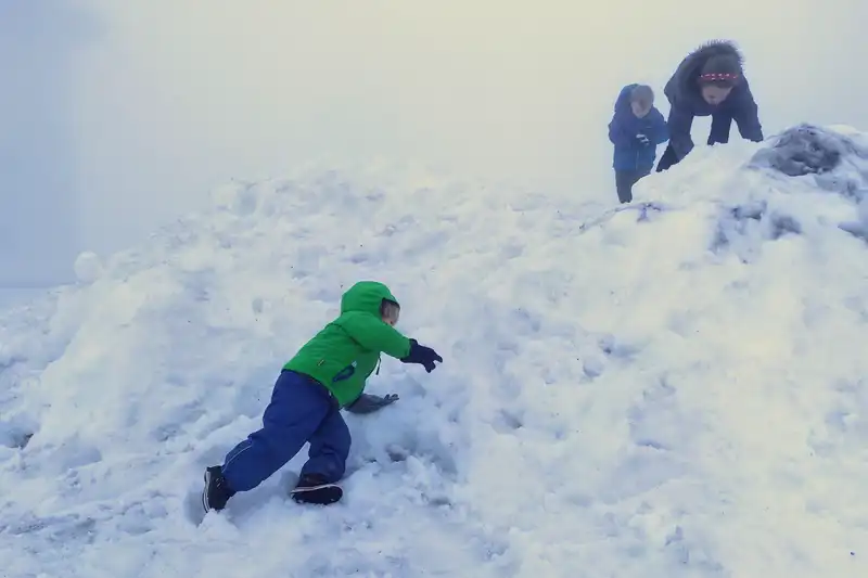 Kinderen ontdekken de natuur in de Serra da Estrela.
