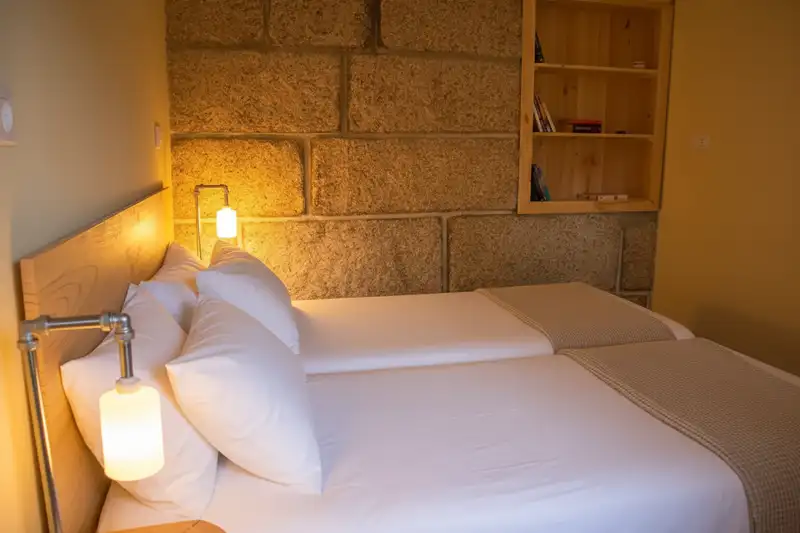 Quarto acolhedor na Serra da Estrela, ideal para um refúgio tranquilo e relaxante.