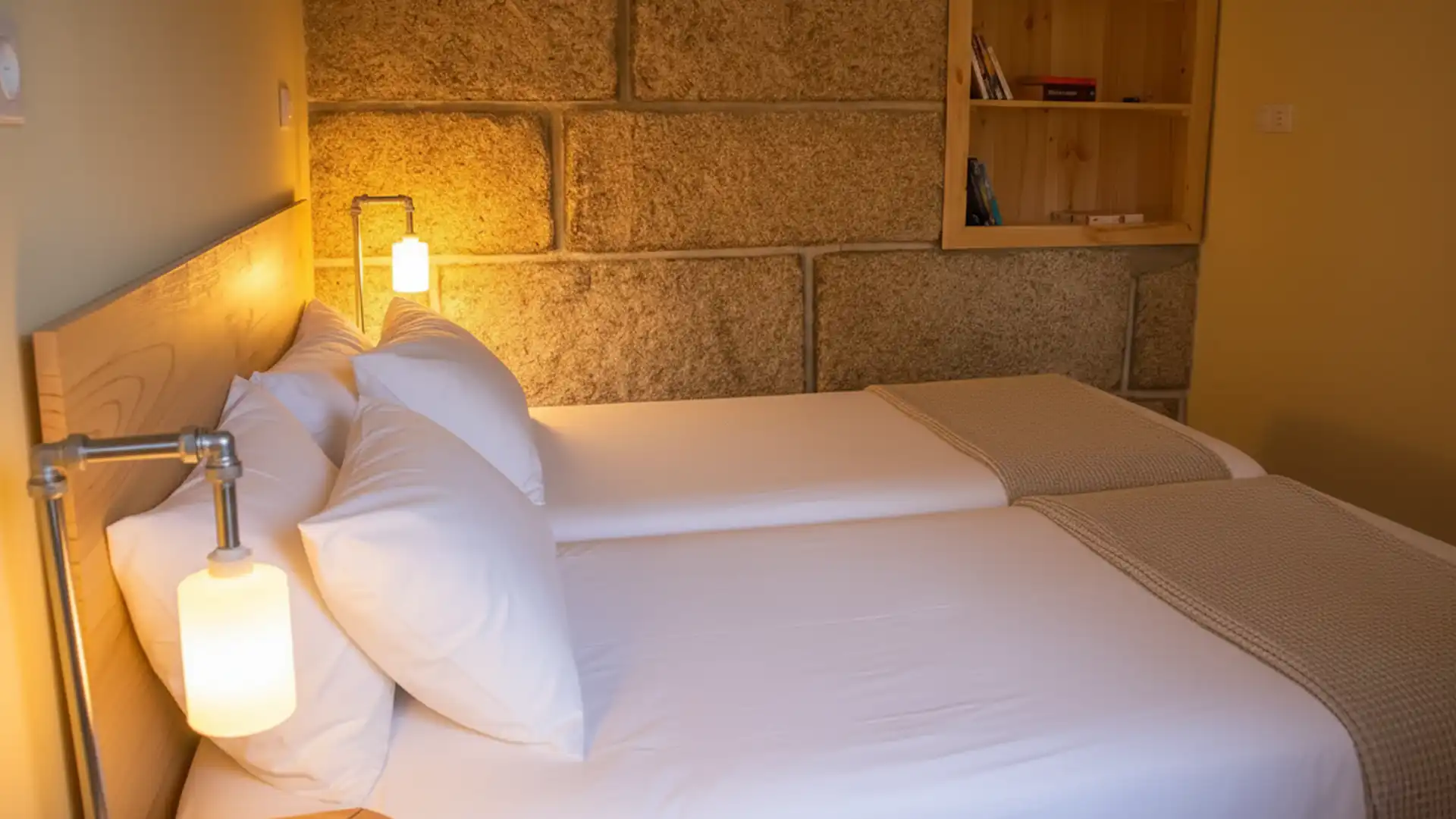 Quarto acolhedor na Serra da Estrela: conforto e rusticidade.