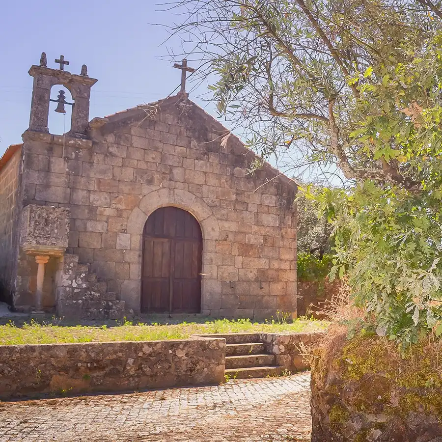 Oude stenen kerk in het groene Serra da Estrela landschap.