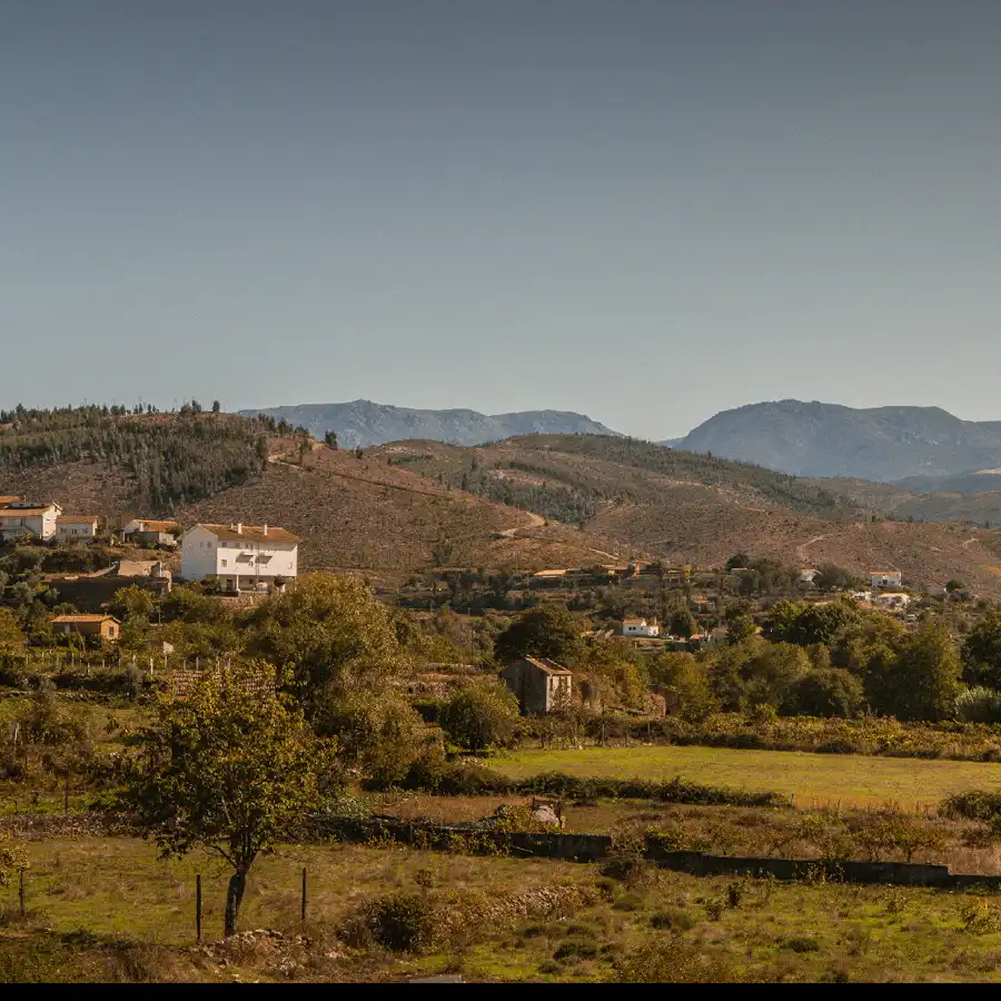 Rustieke heuvels en valleien, een vredig landschap in de Serra da Estrela.