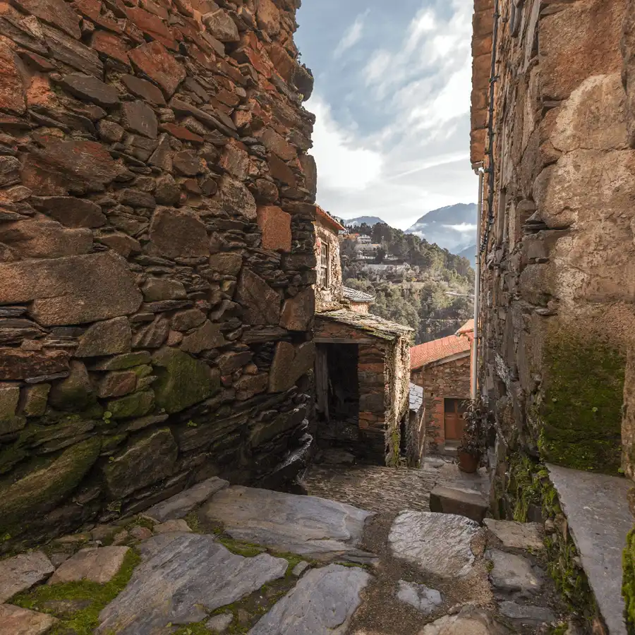 Oude straat in de Serra da Estrela, rust en geschiedenis in de bergen.