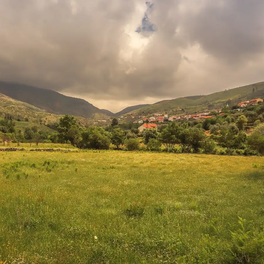 Landelijke rust in de Serra da Estrela: groene heuvels en authentiek dorp.