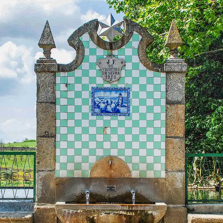 Historische waterfontein met sterrenmotief, een juweel uit de Portugese bouwkunst.