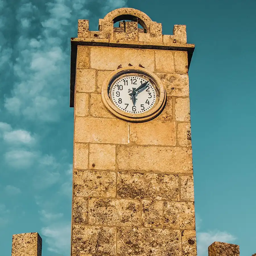 Oude stenen klokkentoren in de Serra da Estrela, getijden van weleer.