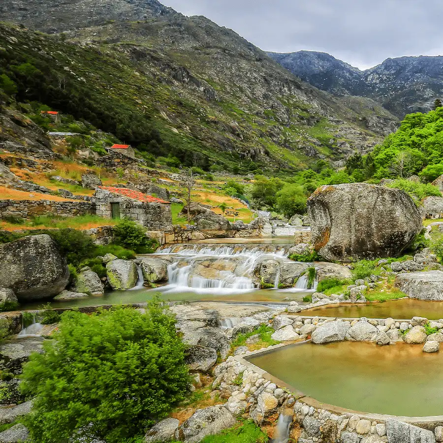 Rustieke watervallen verschuilen zich in het groene Serra da Estrela landschap.