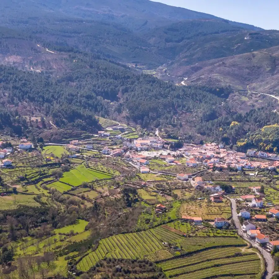 Landelijke rust in de Serra da Estrela: heuvels, dorpjes en blauwe lucht.