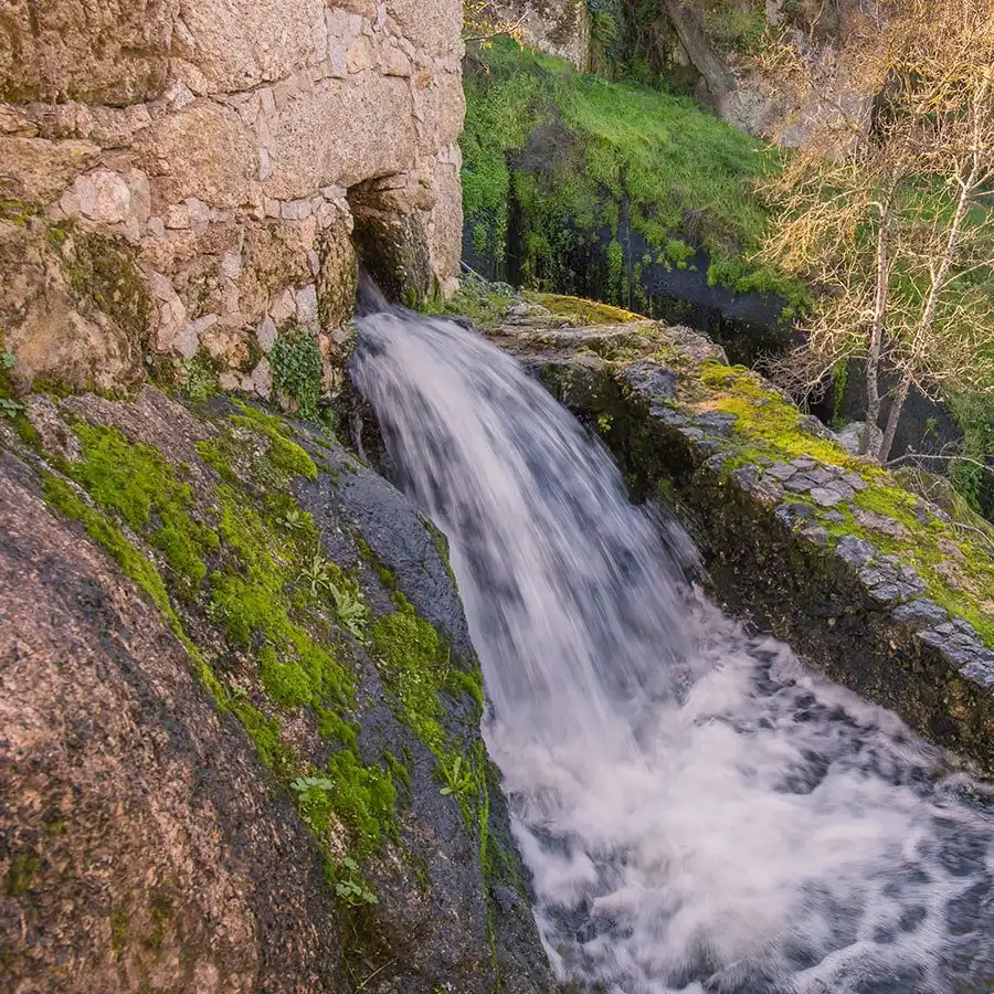 Rustieke waterval in de Serra da Estrela, natuurlijke schoonheid en rust.