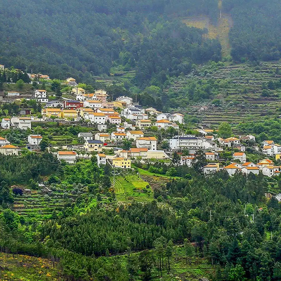 Rustieke dorpsgezicht in de Serra da Estrela, idyllisch en vol charme.