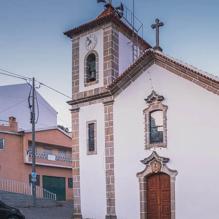Historisch kerkgebouw in de Serra da Estrela, getuige van een rijke traditie.