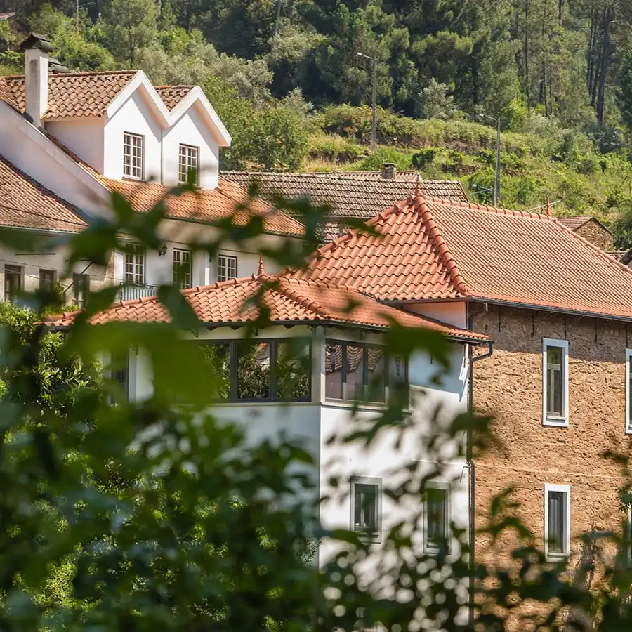 Sfeervol berglandschap met pittoreske huizen en een gevoel van rust.