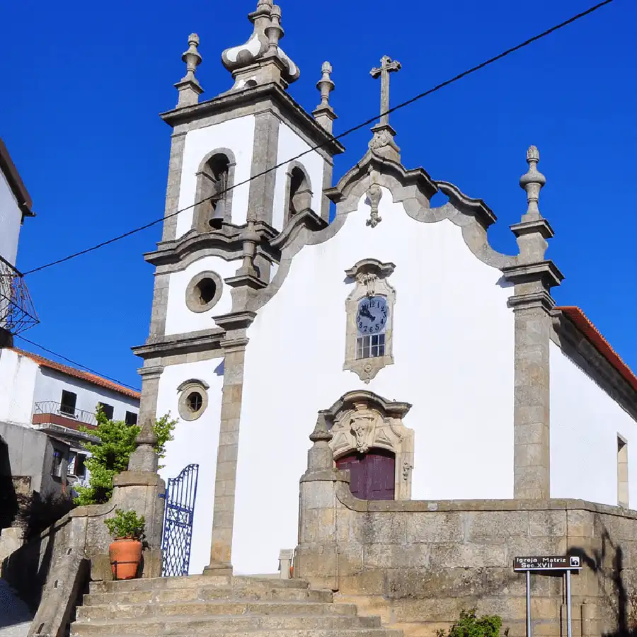 Historisch kerkgebouw in Portugal, met toren en karakteristieke Portugese dakpannen.