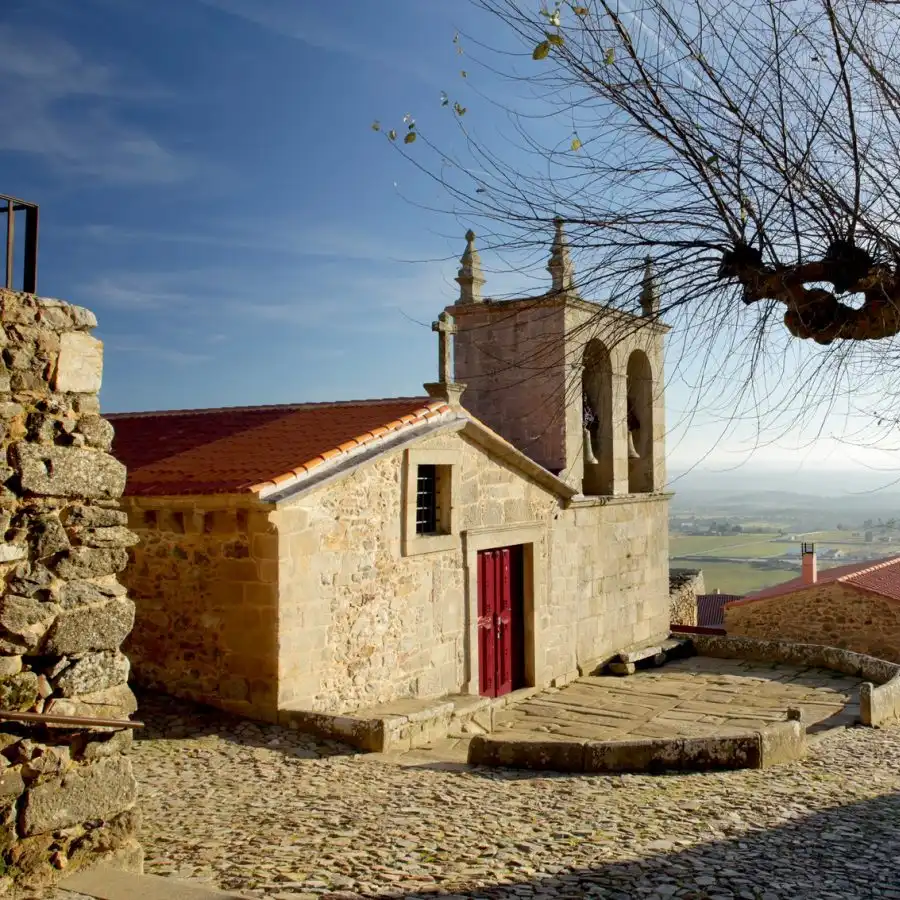 Oude kerk hooggelegen, omgeven door rust en een rijke historie in de Serra da Estrela.