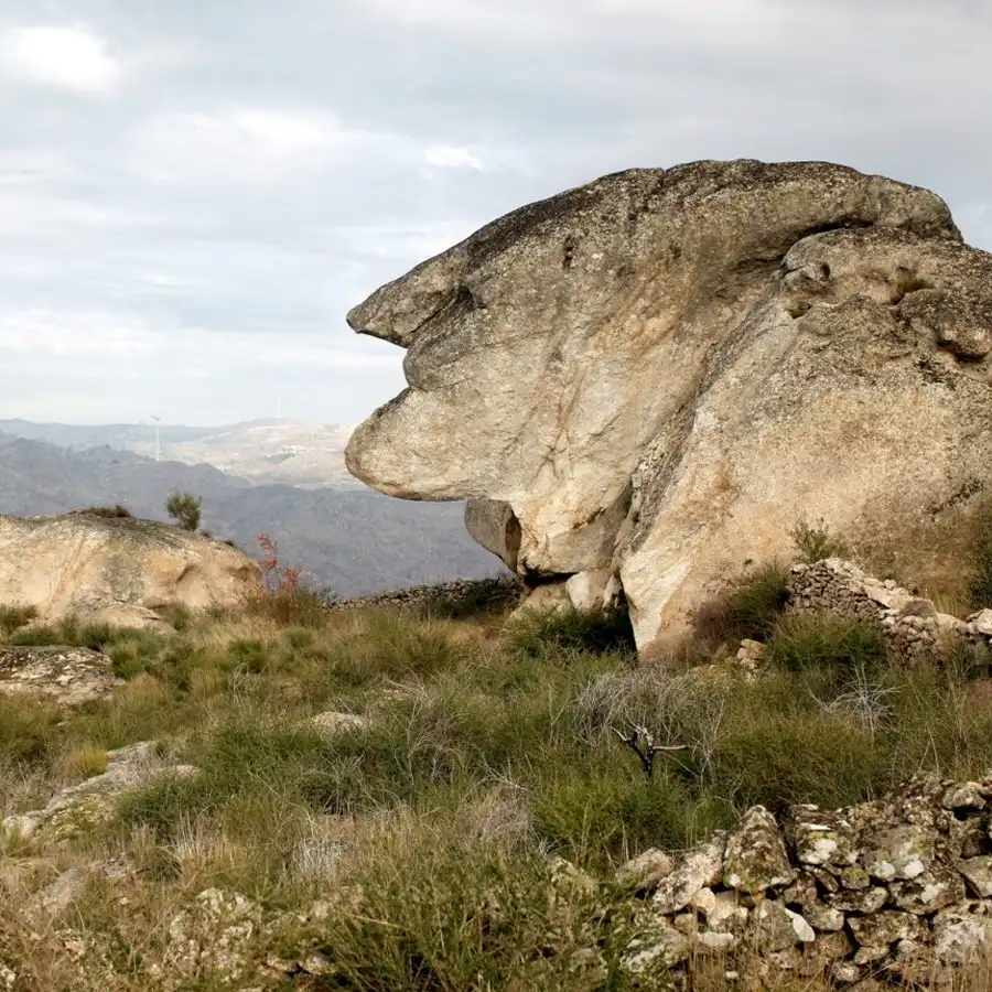 Oude rotsformatie in ruig berglandschap, een wonder van de natuur.