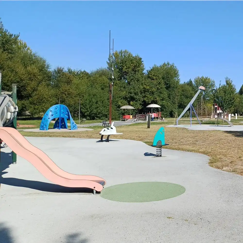 Speeltuin in de Serra da Estrela: veilig, groen en een feest voor kinderen.