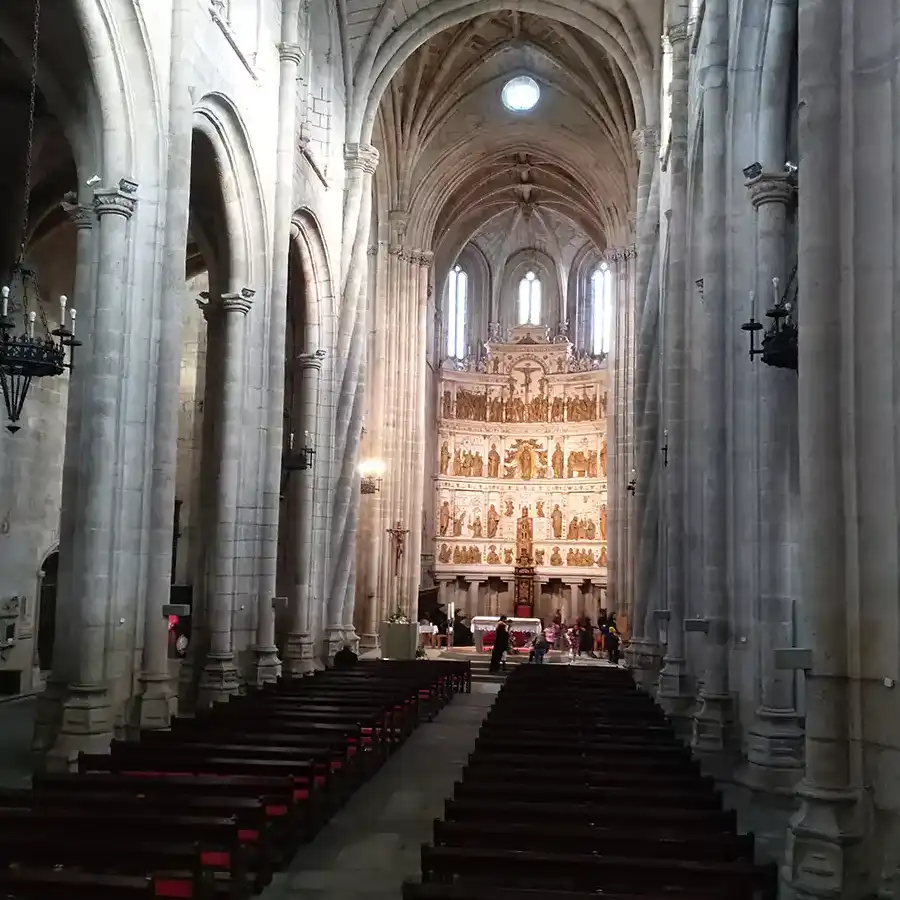 Indrukwekkende kathedraal, Manuelstijl invloeden, een plek van plechtige rust.