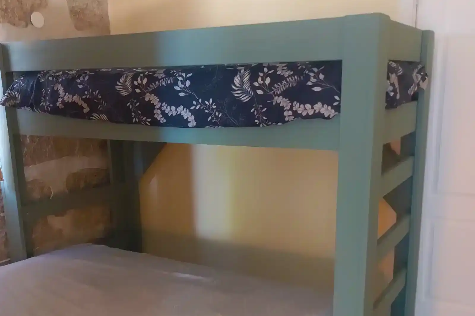 Slaapcomfortabel in onze bergstee: een stevig tweepersoonsbed. Stevige stapelbed in eenvoudige stijl, ideaal voor een comfortabel verblijf in de bergen.